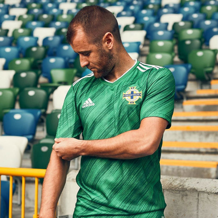 Conceder Empleado Parámetros Irlanda del Norte impone un look ochentero para su nueva camiseta titular |  CFB3 Camiseta